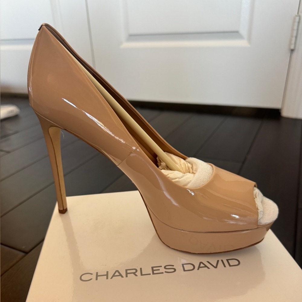 NIB Charles David Nude Nivia platform peep toe pumps